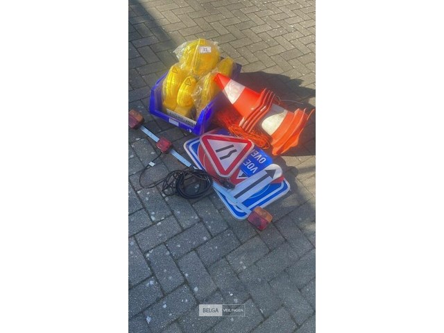 Partij signalisatielampen en divers - afbeelding 1 van  2