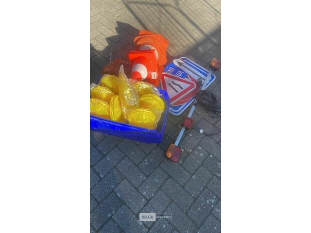 Partij signalisatielampen en divers - afbeelding 2 van  2