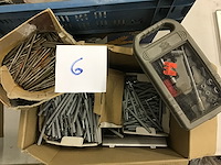 Partij slagpluggen en nagels
