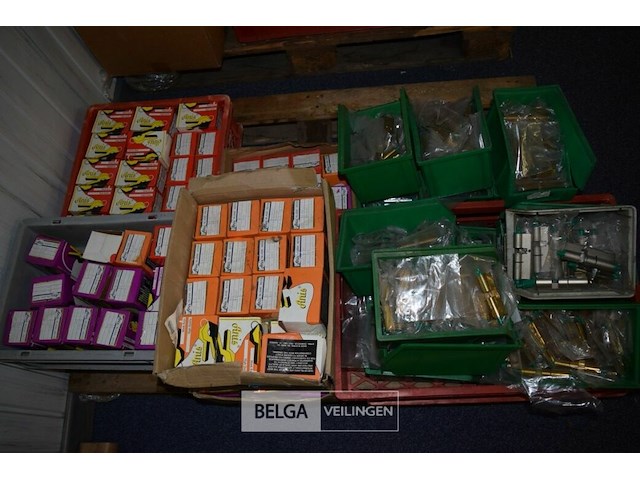 Partij sleutels en scharnieren - afbeelding 1 van  5