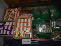 Partij sleutels en scharnieren - afbeelding 1 van  5