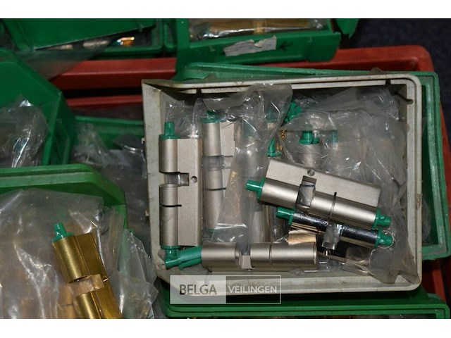 Partij sleutels en scharnieren - afbeelding 2 van  5