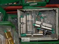 Partij sleutels en scharnieren - afbeelding 2 van  5