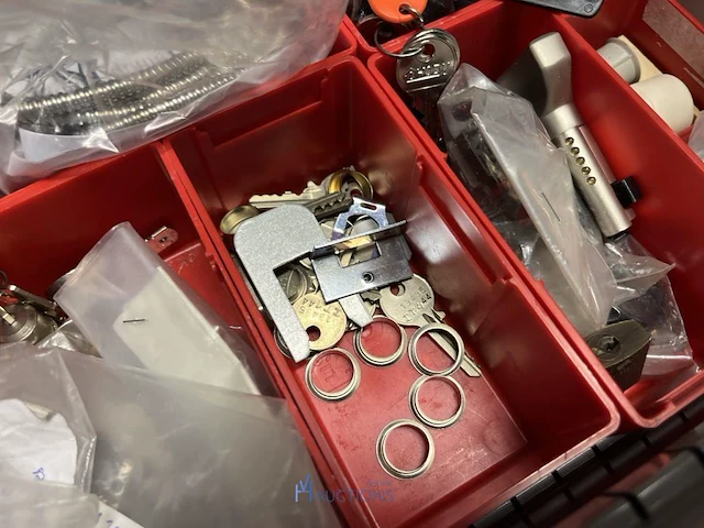 Partij sloten, deuronderdelen en spanmateriaal - afbeelding 13 van  57