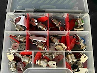 Partij sloten met sleutel voor metalen kasten - afbeelding 2 van  2