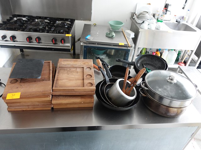Partij snijplanken + diverse pannen - afbeelding 1 van  4