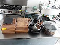 Partij snijplanken + diverse pannen - afbeelding 1 van  4