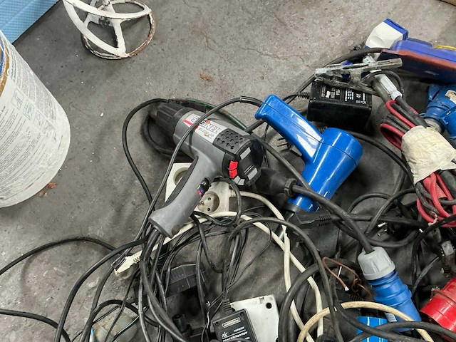 Partij snoeren en stopcontacten - afbeelding 4 van  12