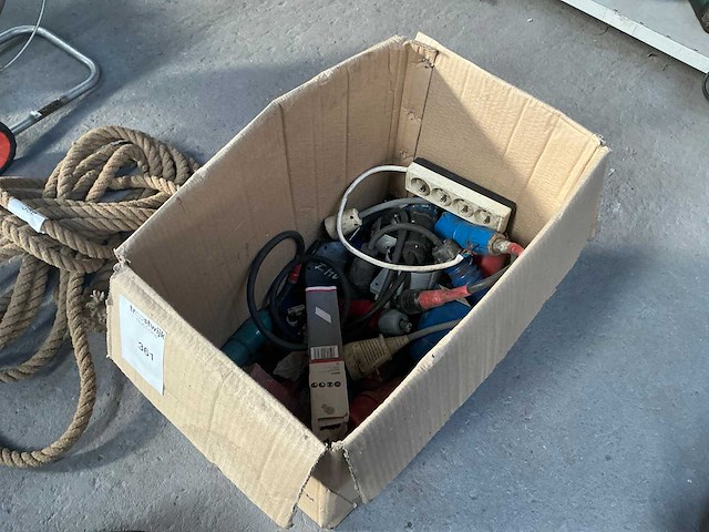 Partij snoeren en stopcontacten - afbeelding 1 van  7