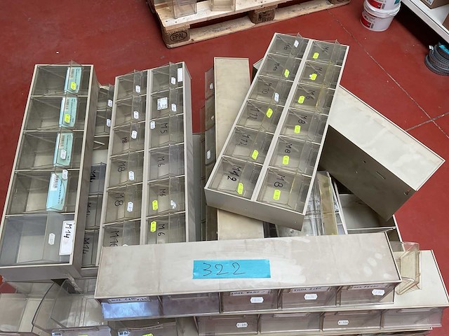 Partij sorteer bakken met inhoud - afbeelding 4 van  9
