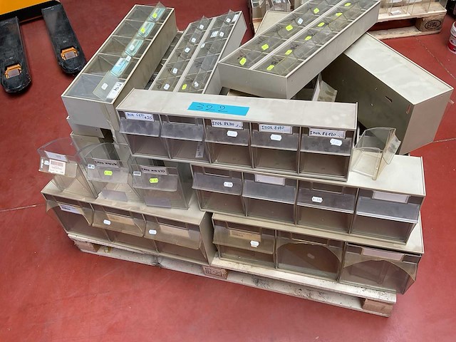 Partij sorteer bakken met inhoud - afbeelding 5 van  9