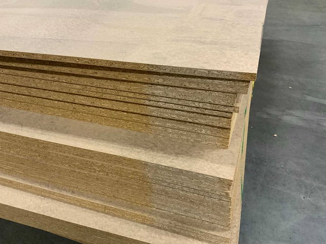 Partij spaanplaten 2450x1225x18mm 42 stuks - afbeelding 1 van  1