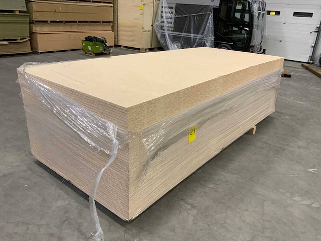 Partij spaanplaten 3055x1255x18mm 46 stuks - afbeelding 1 van  1