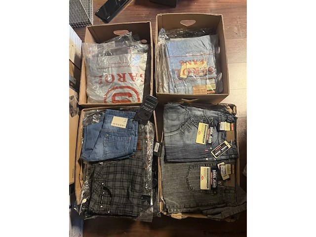 Partij spijkerbroeken in 4 dozen diverse maten - afbeelding 1 van  6