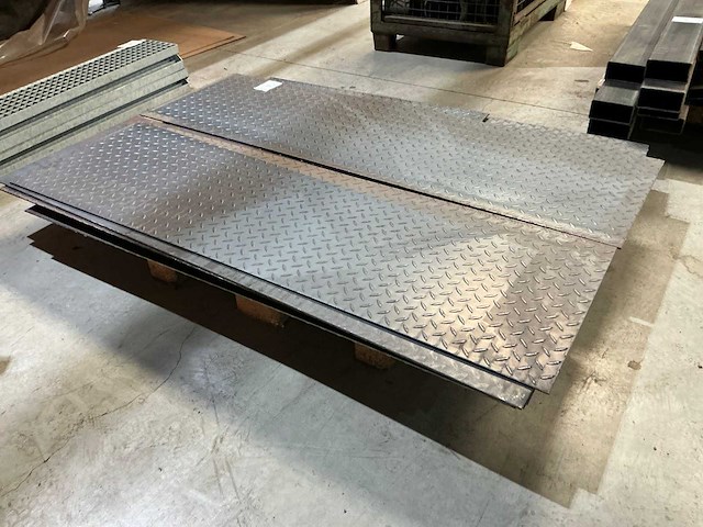 Partij stalen traanplaten - afbeelding 1 van  1