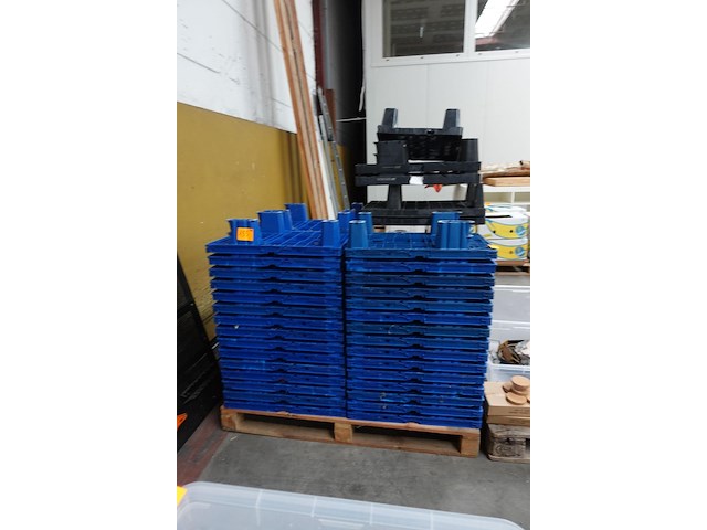 Partij stapelbare bakken - afbeelding 1 van  5