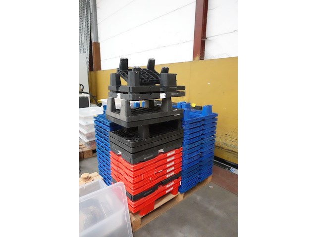 Partij stapelbare bakken - afbeelding 3 van  5