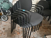 Partij stapelstoelen met armleuning
