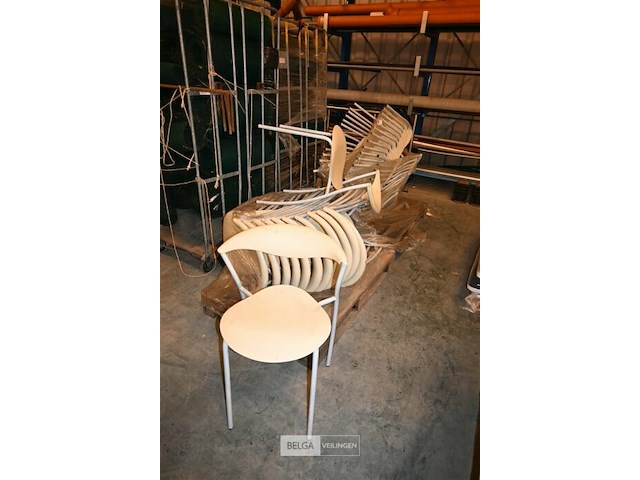 Partij stapelstoelen - afbeelding 1 van  4