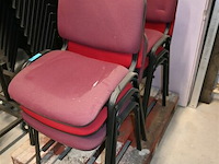 Partij stapelstoelen