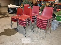 Partij stapelstoelen
