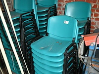 Partij stapelstoelen