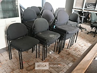 Partij stapelstoelen