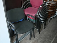 Partij stapelstoelen