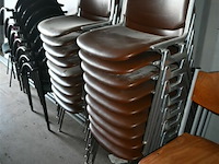 Partij stapelstoelen