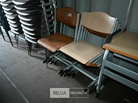Partij stapelstoelen