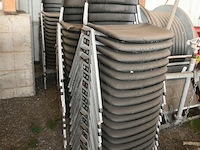 Partij stapelstoelen