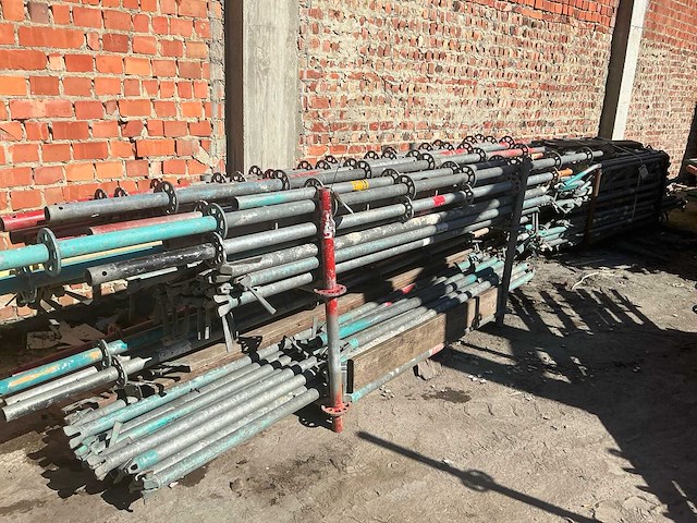 Partij steigersteunen en liggers - afbeelding 2 van  4