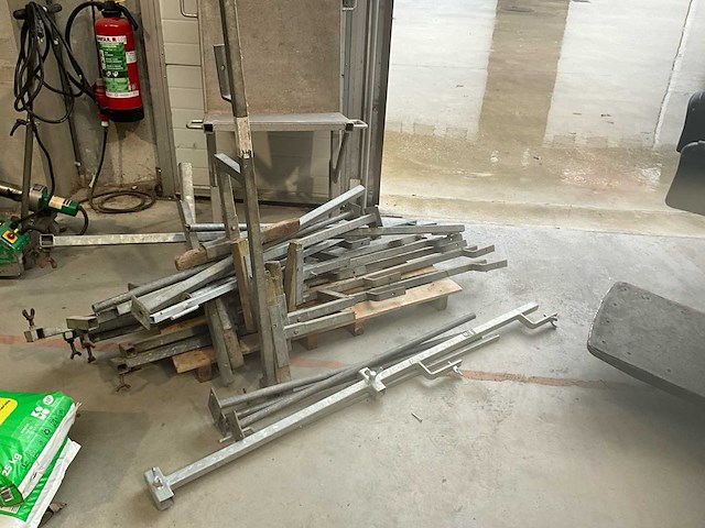 Partij steigersteunen - afbeelding 1 van  4