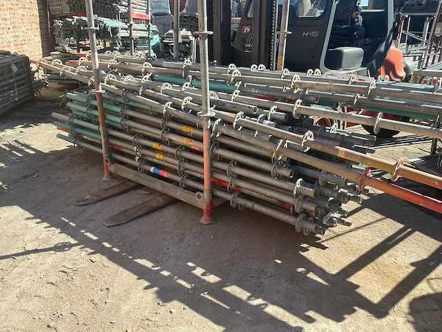 Partij steigersteunen - afbeelding 1 van  4