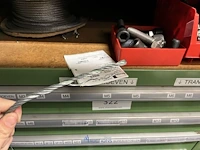 Partij stelschroeven, zwenkwielen en bevestigingsmateriaal - afbeelding 16 van  117