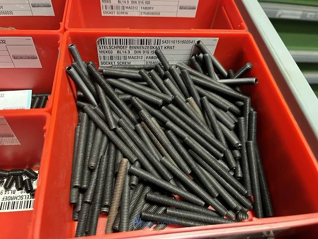 Partij stelschroeven, zwenkwielen en bevestigingsmateriaal - afbeelding 45 van  117