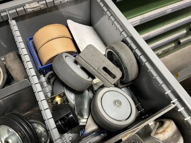 Partij stelschroeven, zwenkwielen en bevestigingsmateriaal - afbeelding 91 van  117