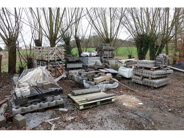 Partij stenen, betonblokken - afbeelding 1 van  8