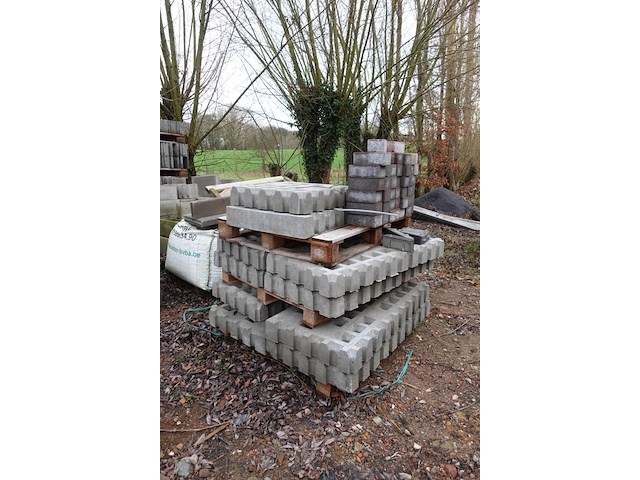 Partij stenen, betonblokken - afbeelding 2 van  8
