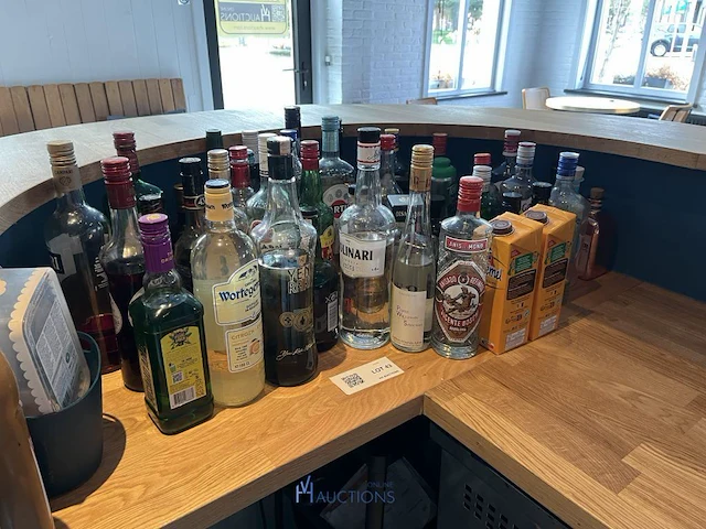 Partij sterke dranken en likeuren - afbeelding 1 van  4