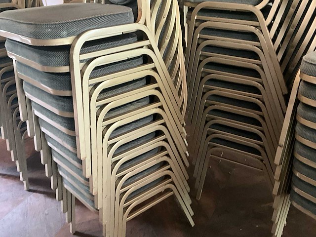 Partij stoelen voor restaurant en feestzaal (85x) - afbeelding 3 van  18