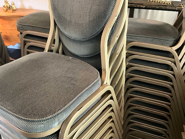 Partij stoelen voor restaurant en feestzaal (85x) - afbeelding 4 van  18