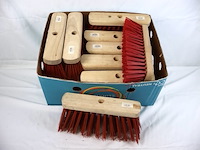 Partij straatborstels