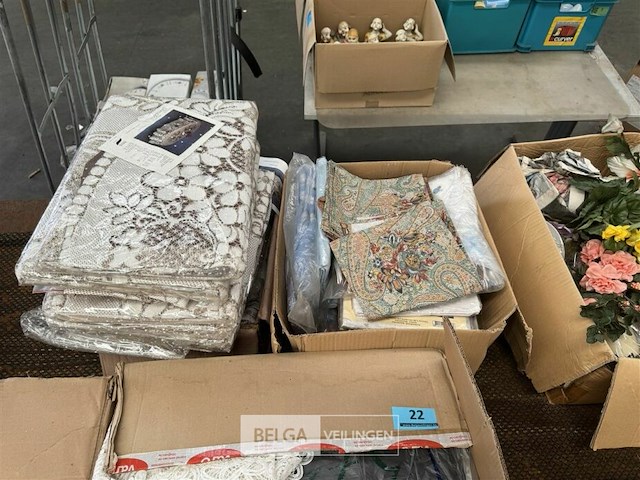 Partij tafeldecoratie, lakens onderleggers etc - afbeelding 1 van  8
