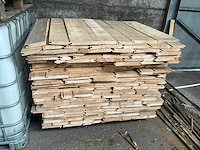 Partij tand- en groef houten planken (1 pallet) - afbeelding 1 van  6