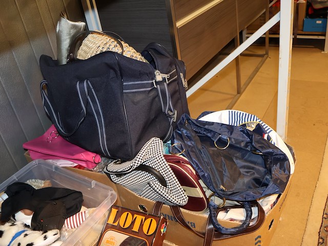Partij tassen en handtassen - afbeelding 1 van  6