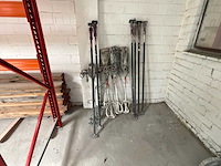Partij telescopische stutten (schoren) met mengmachines en mengers - afbeelding 2 van  2
