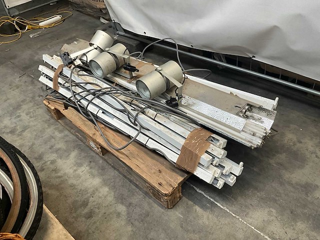 Partij tl armatuur + lampen - afbeelding 1 van  8