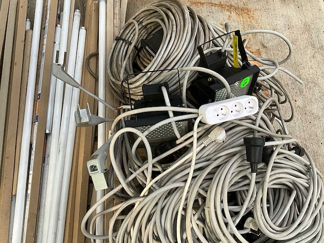 Partij tl lampen,spots en verlengkabels - afbeelding 6 van  7