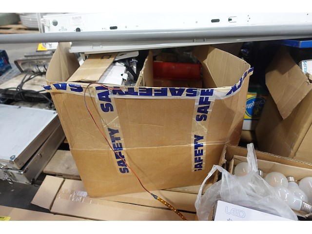 Partij toebehoren elektriciteit - afbeelding 17 van  26